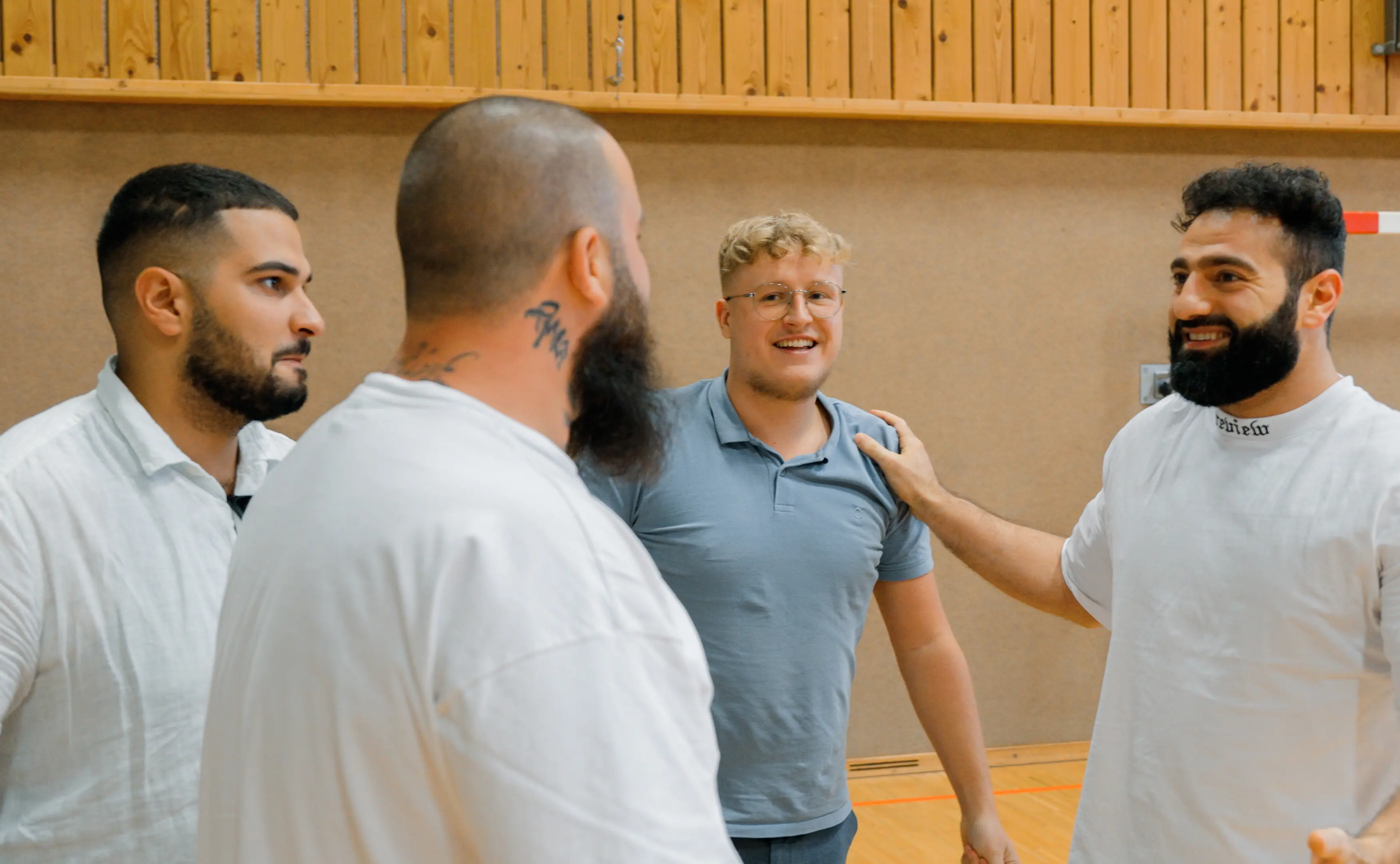 Muslimische Schwestern lächeln